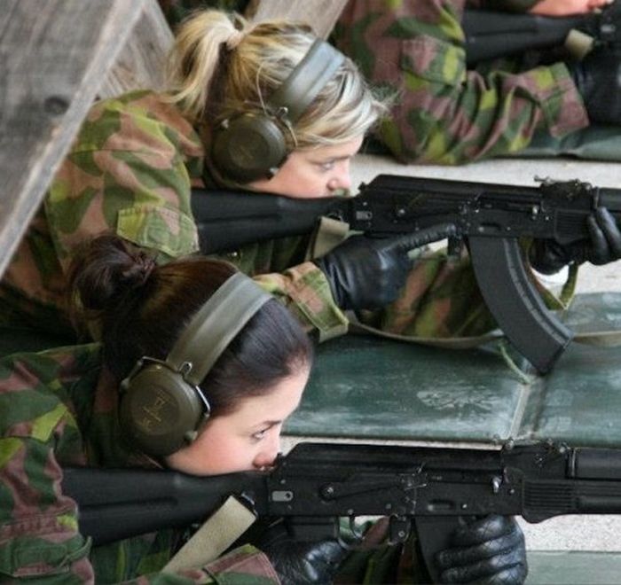 الفتيات-الجنود والفتيات بالأسلحة