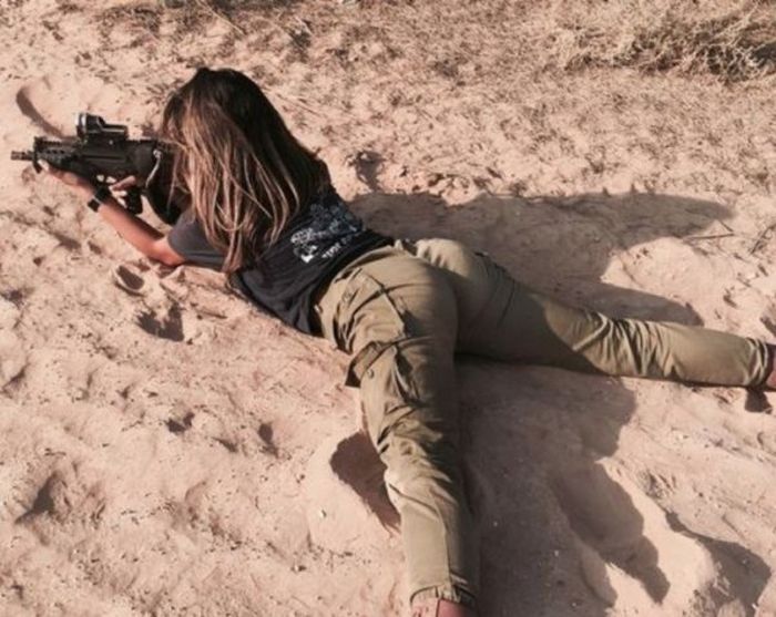 الفتيات-الجنود والفتيات بالأسلحة