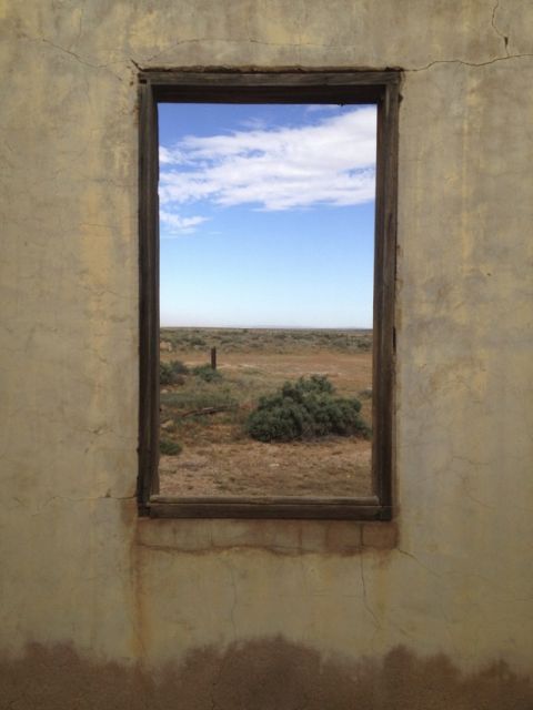 نافذة مماثلة لصورة لمبنى مهجور في أستراليا