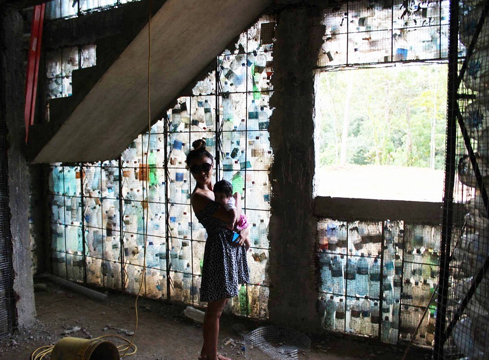 قرية من الزجاجات البلاستيكية هو مشروع دونزويفر الكندي