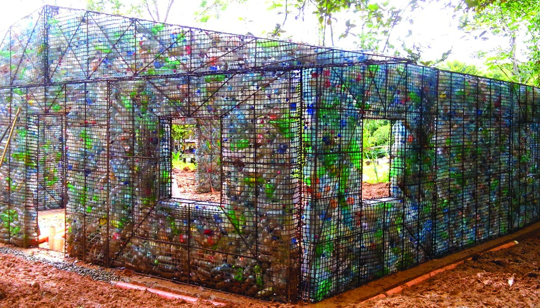 قرية من الزجاجات البلاستيكية هو مشروع دونزويفر الكندي