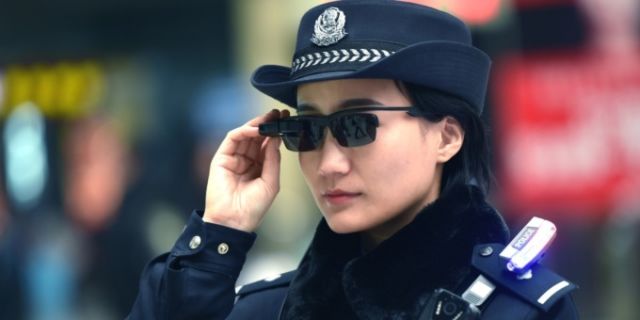 رجال الشرطة الصينيين استخدام النظارات 