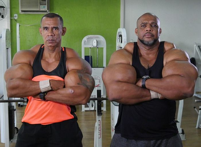 أصبح الإخوة البرازيليين مشهورين العضلة ذات الرأسين ضخمة