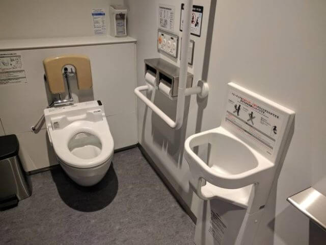 مكان يمكنك فيه وضع طفلك أثناء وجودك في الحمام. اليابان.