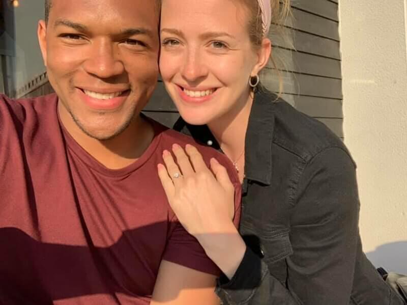 لمدة شهر تم تصوير الرجل مع خاتم خطوبة لصديقته